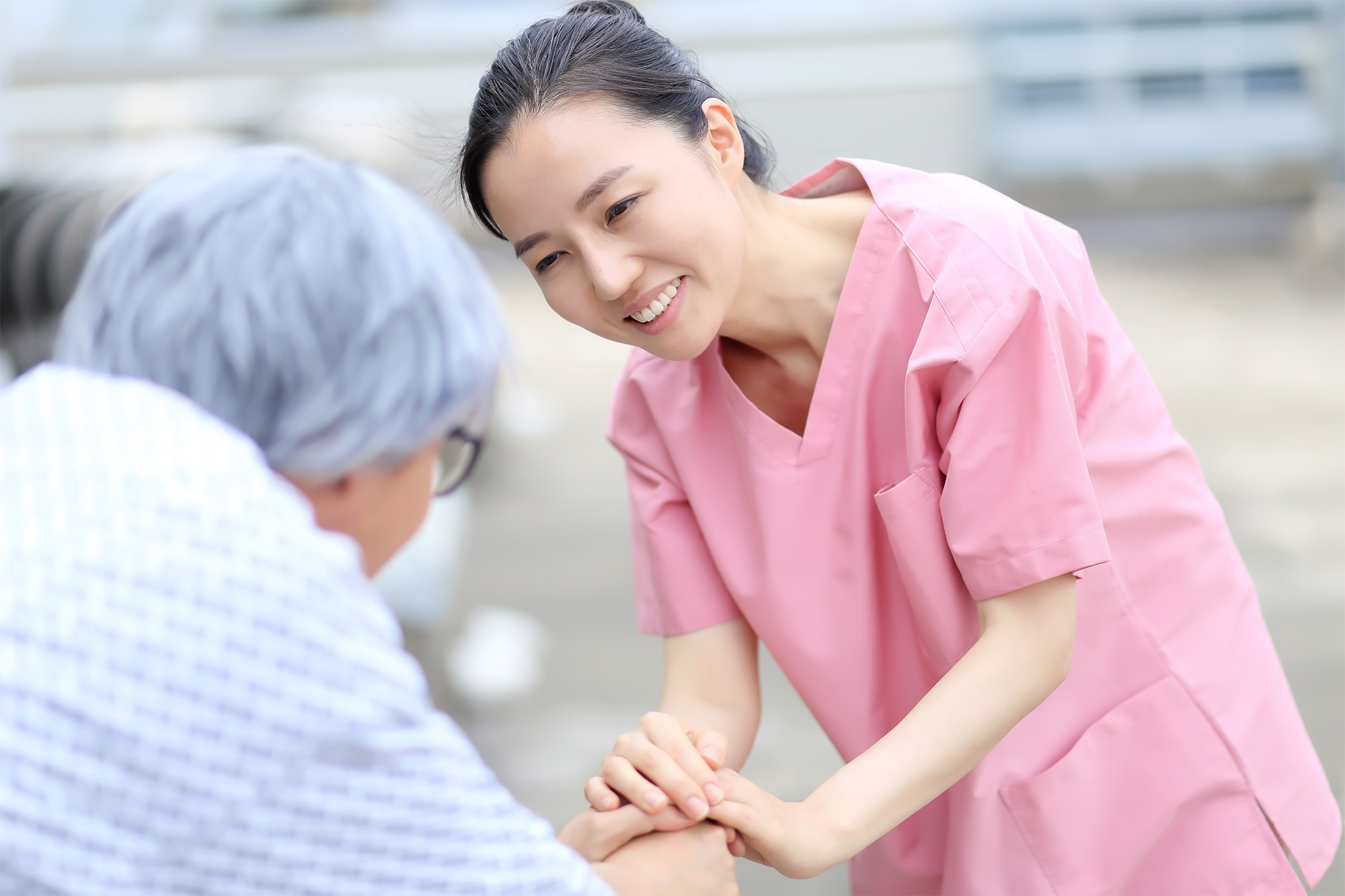 ホスピタルケアソリューション事業イメージ／患者さんに微笑みかける看護師