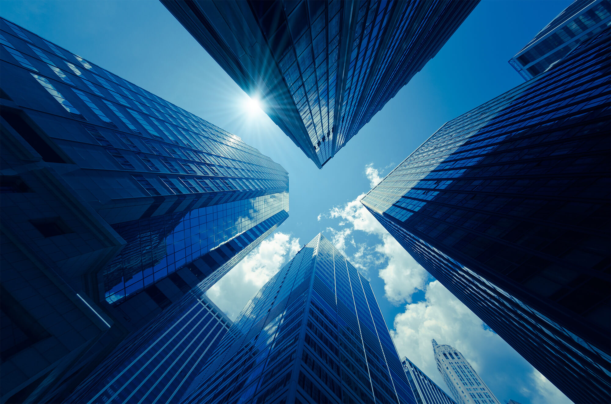 IR情報トップイメージ／高層ビル街から見上げる青空
