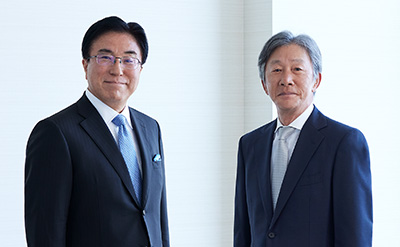 代表取締役会長・社外取締役対談のイメージ／（左）代表取締役会長（取締役会議長）高木 俊明 （右）社外取締役（指名委員会委員長）西 秀訓