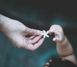 医療課題の解決イメージ／診察を受ける笑顔の少女